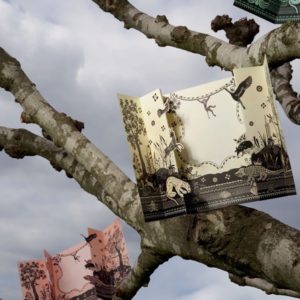 Cartes avec vernis sélectif et détails de découpe en plusieurs volets